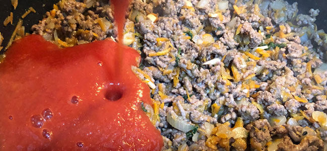 echar tomate a la carne guisada