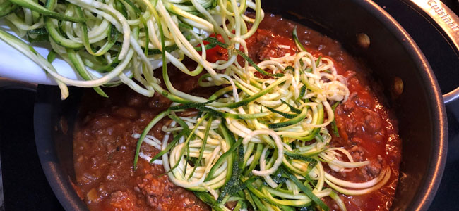 mezclar el calabacín con la carne