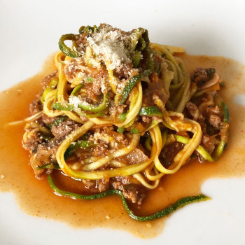 Espaguetis de calabacín con salsa boloñesa. Receta fácil y rápida