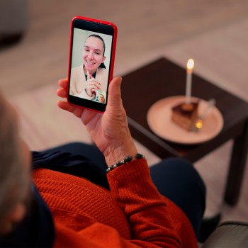 Frases de cumpleaños para un familiar lejano para mantener viva la conexión