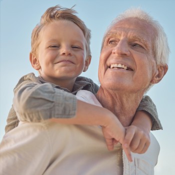 Frases para un abuelo que es como un padre para agradecer a Dios por él