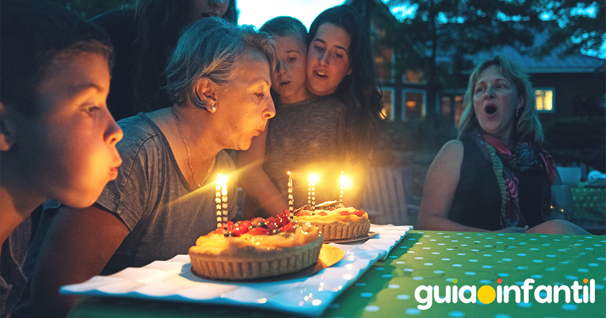 Celebrar a la abuela su cumpleaños