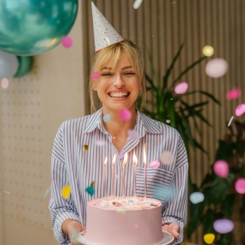 101 frases de cumpleaños para una amiga para felicitarla con cariño