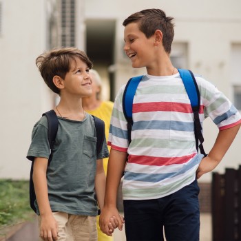 Niños que cuidan a sus hermanos - ¿Por qué hacen de padres?