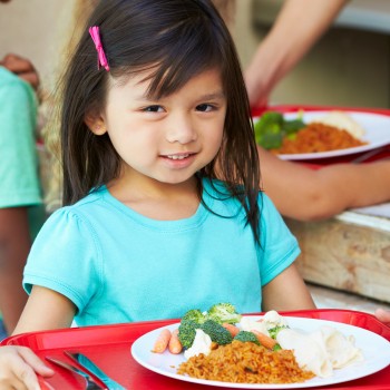 Las ventajas y desventajas de usar el comedor del colegio para los niños