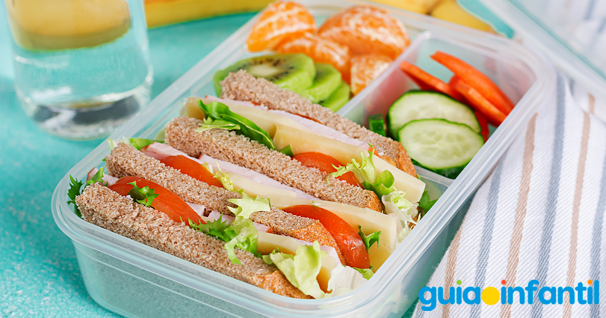 Lunch de fruta y sándwich