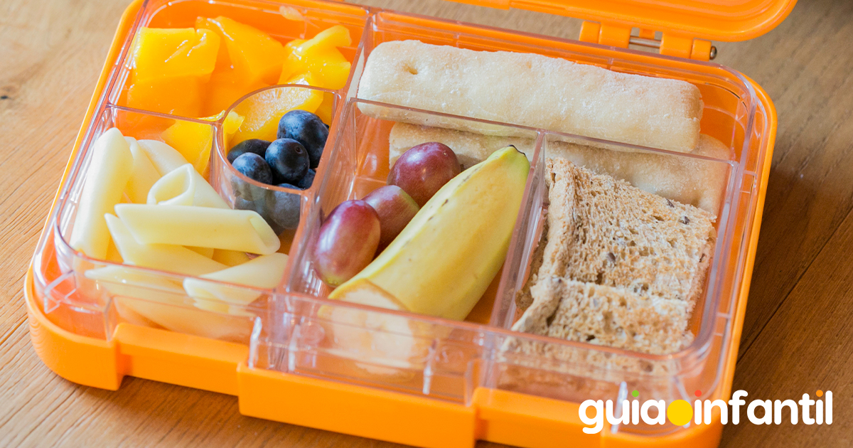 Lunch con pan y fruta para niños