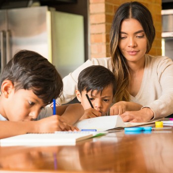 Trucos de las madres para que los niños hagan sus tareas escolares