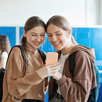 Por qué los niños no deben usar el móvil en el colegio