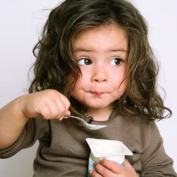 Descubre qué yogures son los más sanos para los niños en su dieta diaria