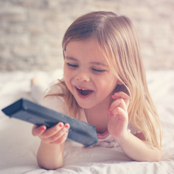 7 razones para no poner una televisión en el cuarto de los niños (aunque se empeñen)