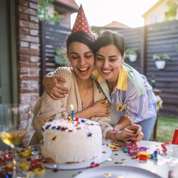 ¡Feliz cumpleaños, comadre! 51 mensajes de felicitación para sorprenderla