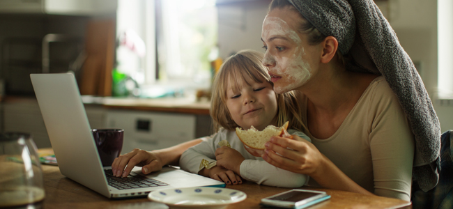 madre trabajadora y niños obesos