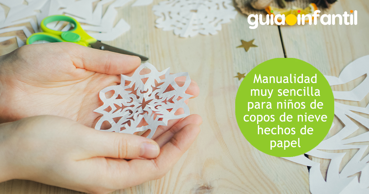 Manualidad de copos de nieve hechos de papel