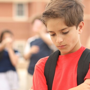 Cómo enseñar a tu hijo a manejar y enfrentar las palabras ofensivas