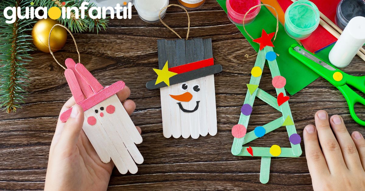 Adornos navideños con palitos de paleta para colgar en el árbol