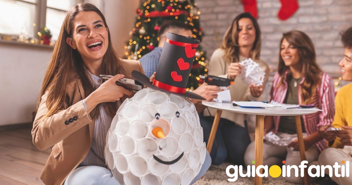 Muñeco de nieve con vasos desechables. Manualidad de Navidad para niños
