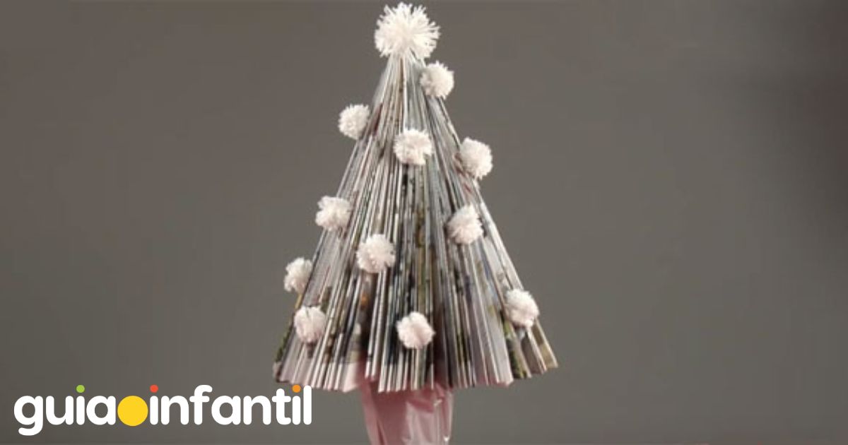 Árbol de Navidad con una revista: manualidades para niños con materiales reciclados