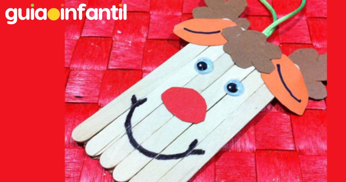 Reno con palos de helado para decorar el árbol de Navidad
