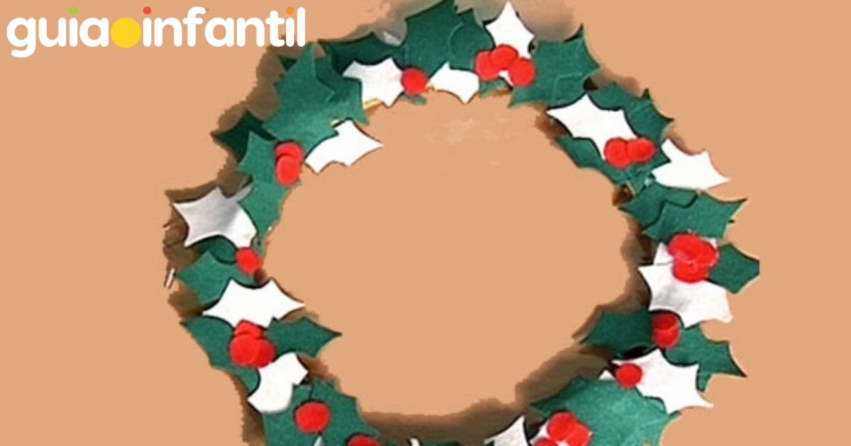 Corona de acebo navideña DIY para decorar la puerta: manualidad para niños