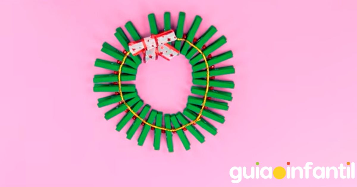 Manualidad de corona de Navidad con pinzas