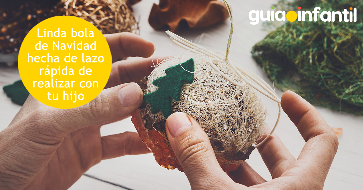 Bola de navidad hecha de lazo para niños