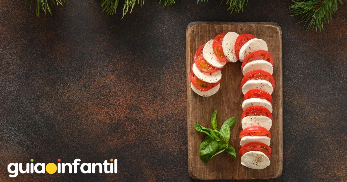 Ensalada caprese en forma de bastón navideño