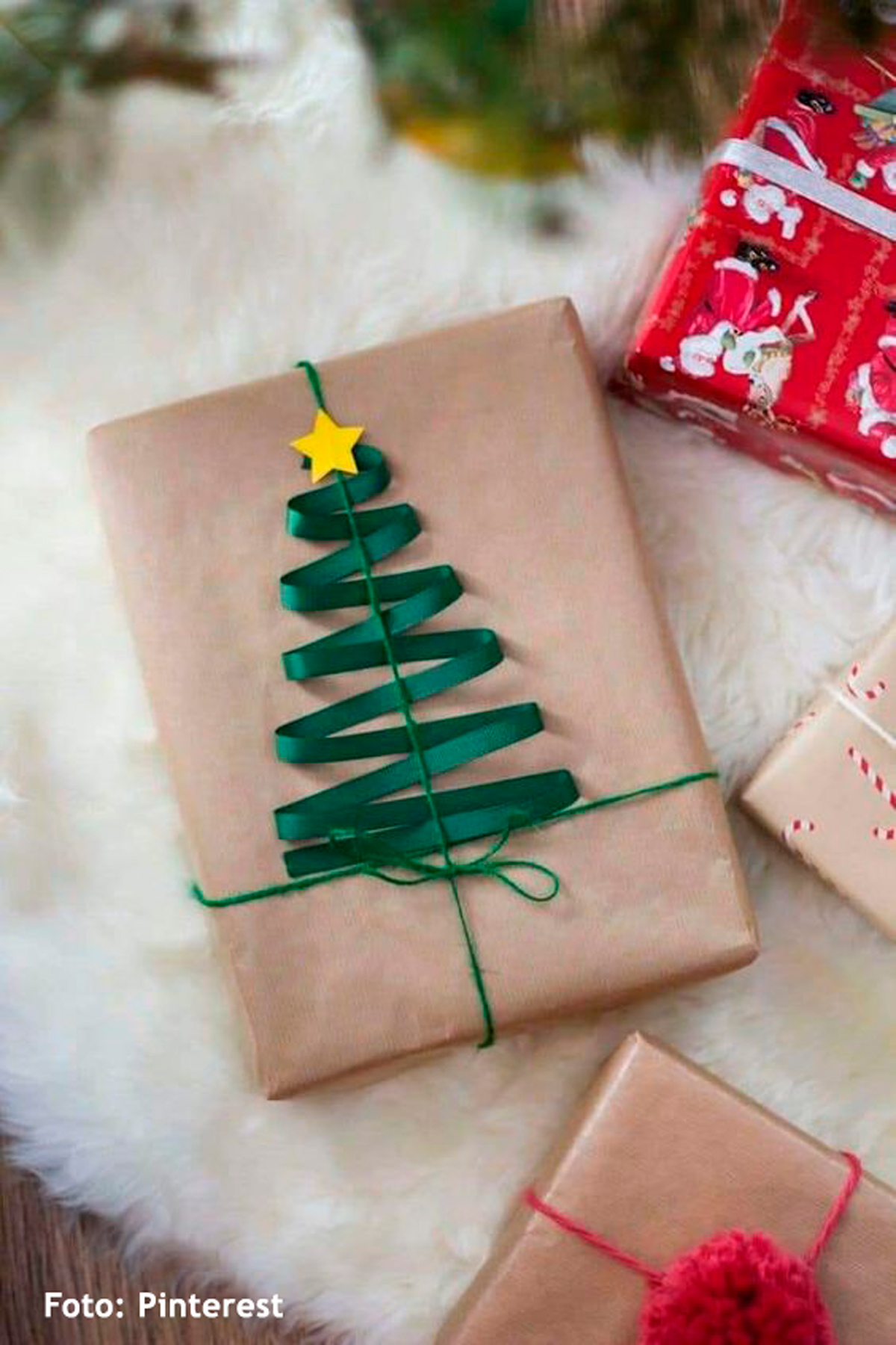 Envolver regalos con papel decorado de Navidad