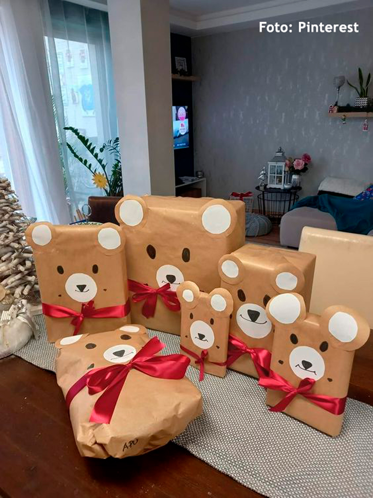Familia de osos de Navidad en los regalos