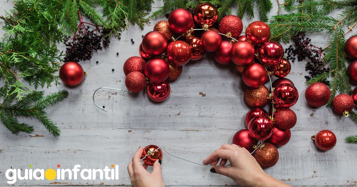 Manualidad infantil: corona de bolas y esferas navideñas
