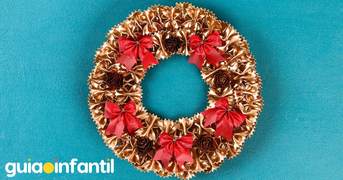 Corona de Navidad casera con lacitos de pasta