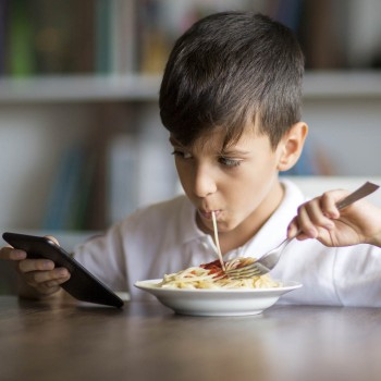 El mal hábito de los niños de comer con el móvil o tablet