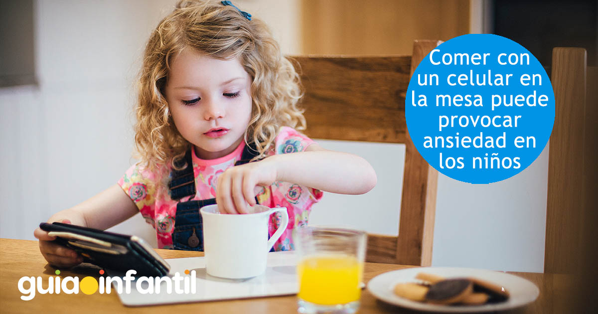 niños usan celular mientras comen