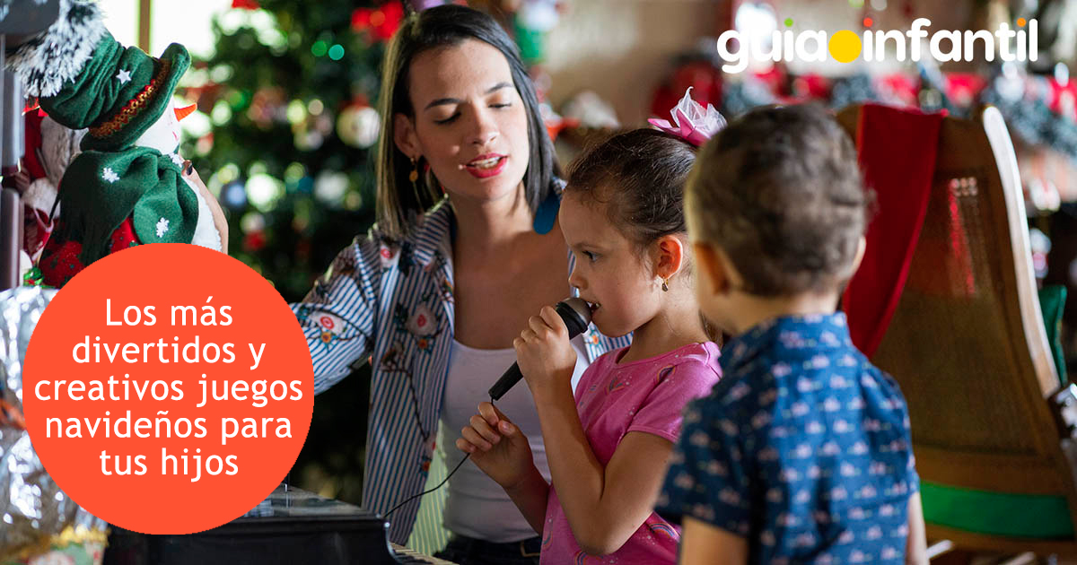 Jugar al karaoke navideño con niños