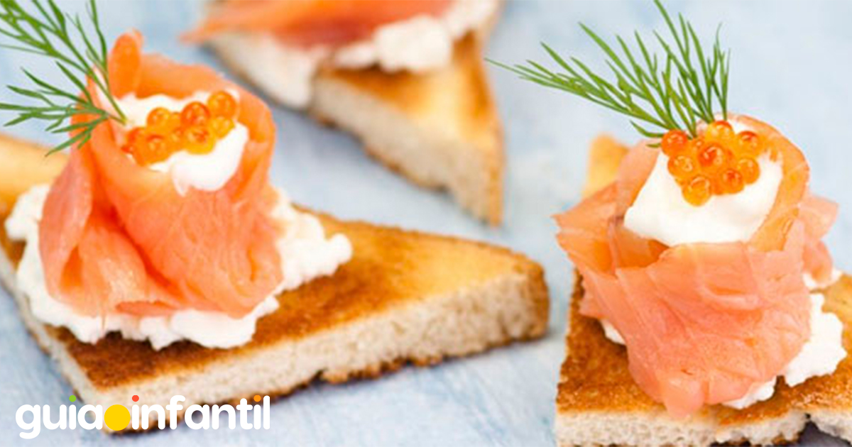 Canapé navideño de salmón y caviar rojo