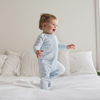 Por qué no todos los detergentes son buenos para lavar la ropa de tu bebé