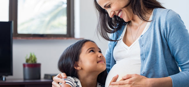 Tener una hermana mayor te hace más feliz, según la ciencia