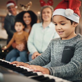 El impacto que tiene en tus hijos que asistas a sus funciones navideñas