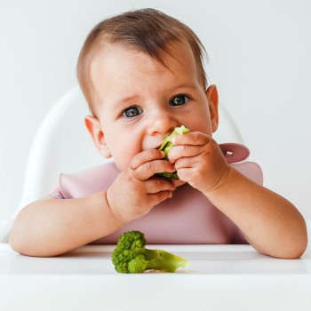 Beneficios de comer con las manos para el bebé