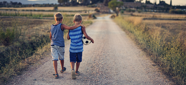 Lo que le debes contar a tu hijo para que sea un buen amigo