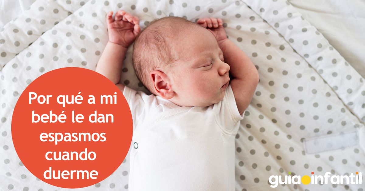 Por qué a mi bebé le dan espasmos cuando duerme
