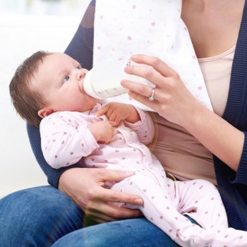 ¿Es malo calentar la leche del bebé en el microondas?