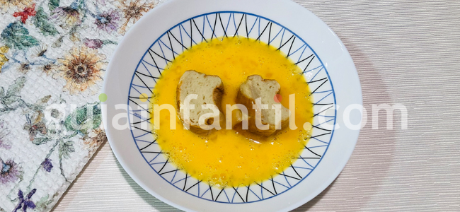 Baña el pan de leche en huevo 