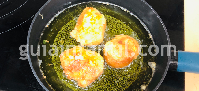 Fríe las torrijas en aceite