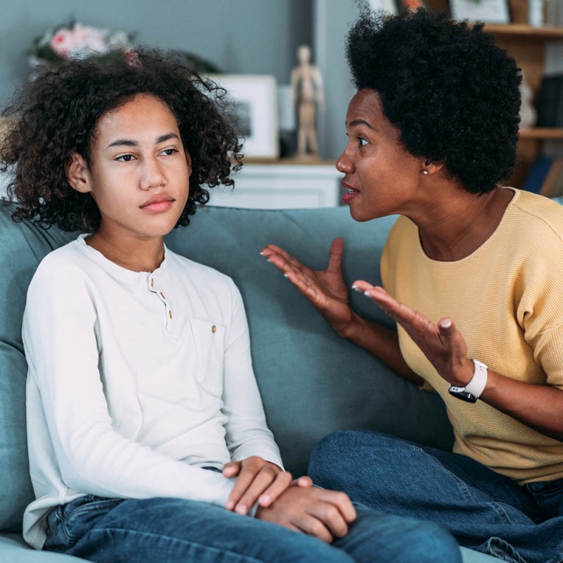 Mi hijo adolescente es muy rebelde y no obedece - ¿Qué puedo hacer?