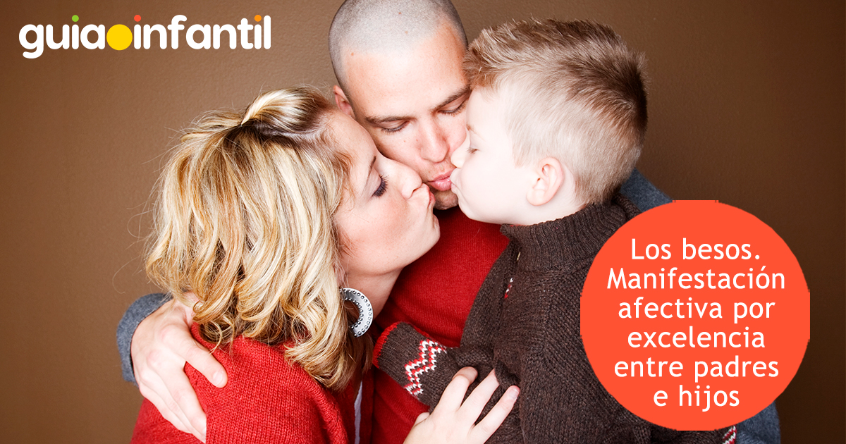Besos de padres a hijos