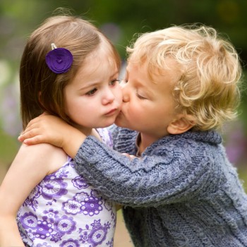 Mi hijo le da besos a otros niños en preescolar - ¿Debería preocuparme?
