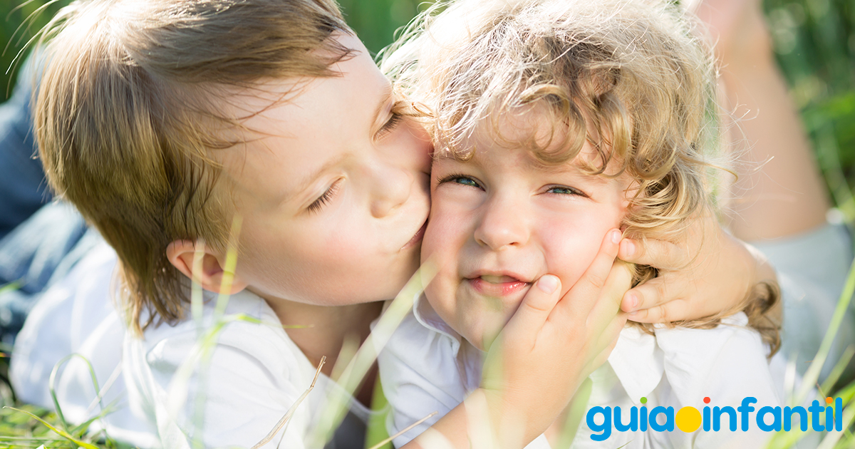 Los niños que besan a otros