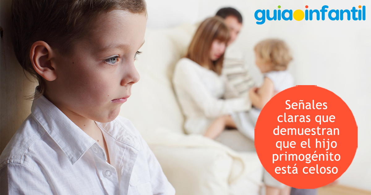 El niño está celoso de su hermanito