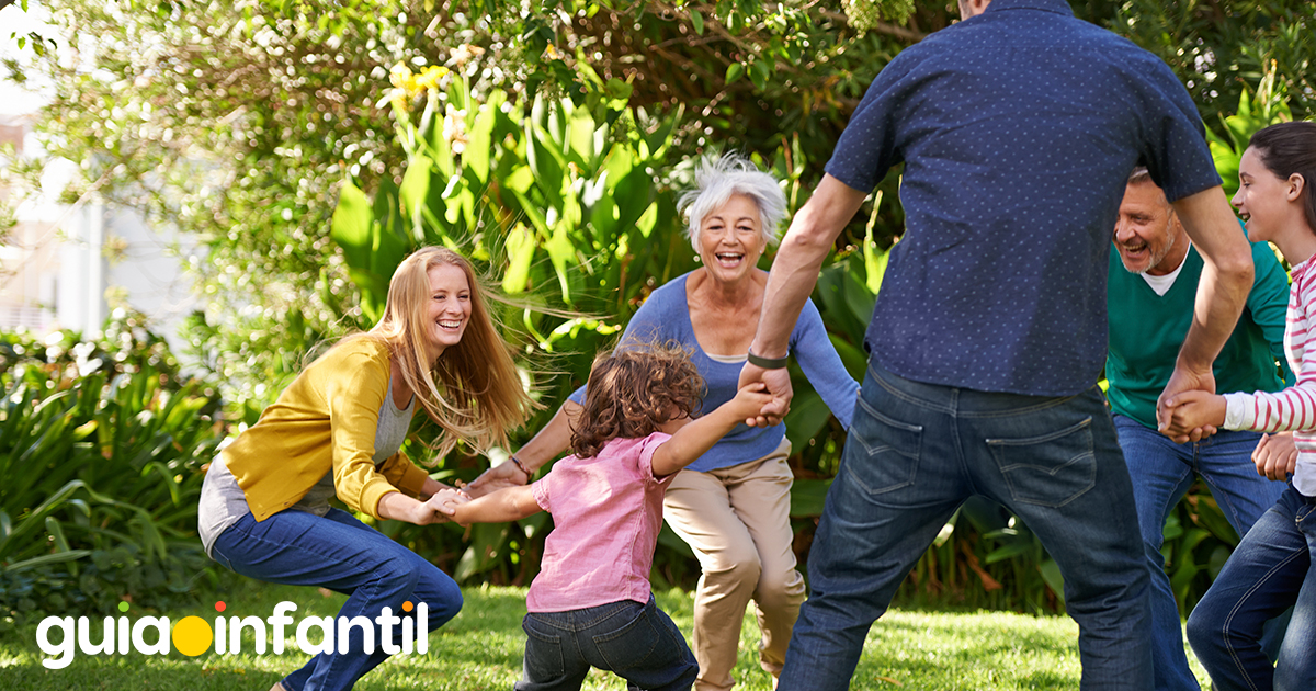 La familia feliz para los niños